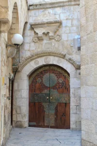 Sephardic Synagogue: The 16th-century golden wooden entrance to the Elyahu Hanavi Sephardic Synagogue