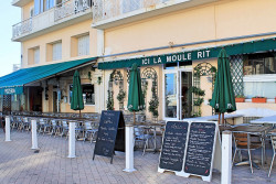 Here the mussel laughs (Restaurant name)