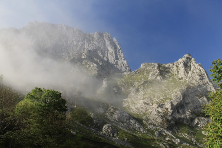 Driving in we were greeted with quiet and awesome mountain scenery. Picos de Europea